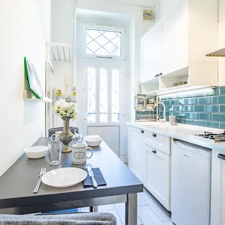 Cozy Downtown Haven For Couples