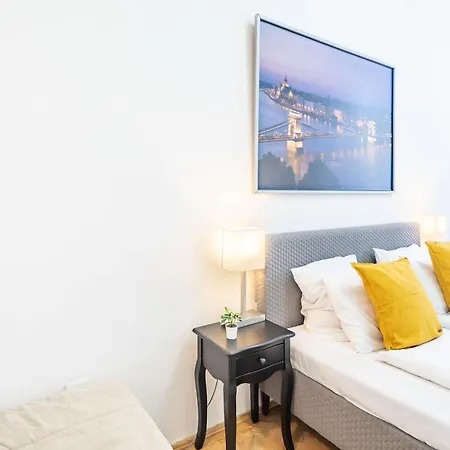 Apartment Cozy Downtown Haven For Couples Budapest