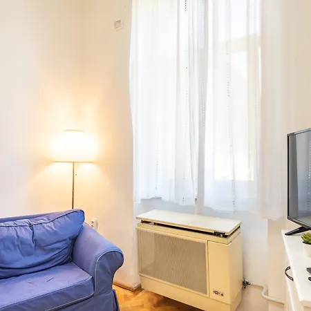 Cozy Downtown Haven For Couples