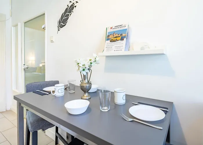 Cozy Downtown Haven For Couples *