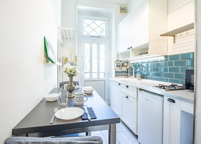 Cozy Downtown Haven For Couples