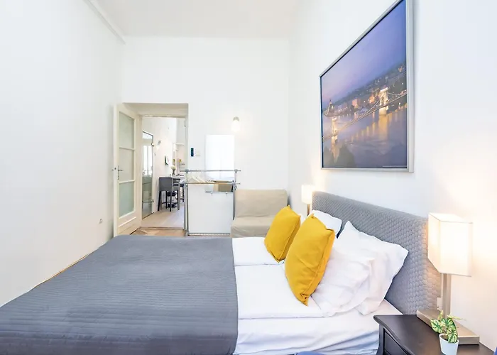 Cozy Downtown Haven For Couples *