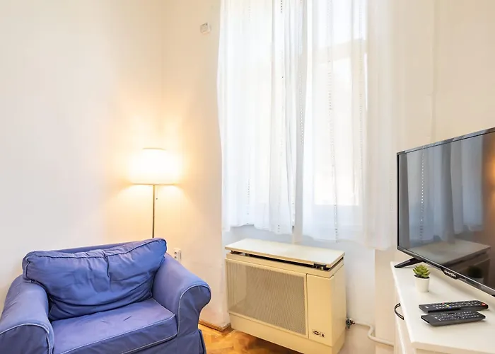 Cozy Downtown Haven For Couples