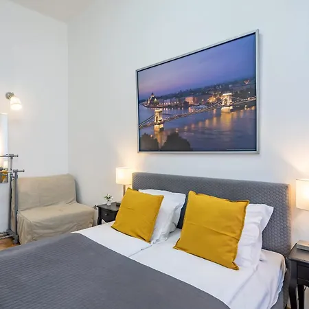 Apartment Cozy Downtown Haven For Couples Budapest