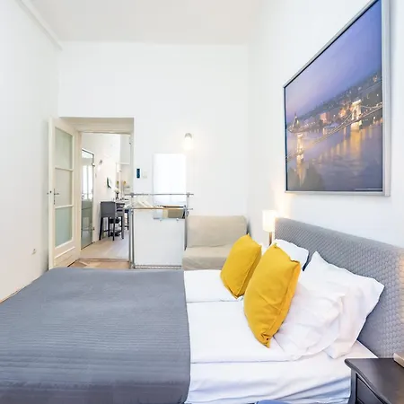 Cozy Downtown Haven For Couples *